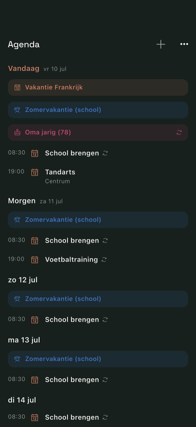 Agenda-scherm (donker thema): geünificeerde lijst per dag met module-injecties